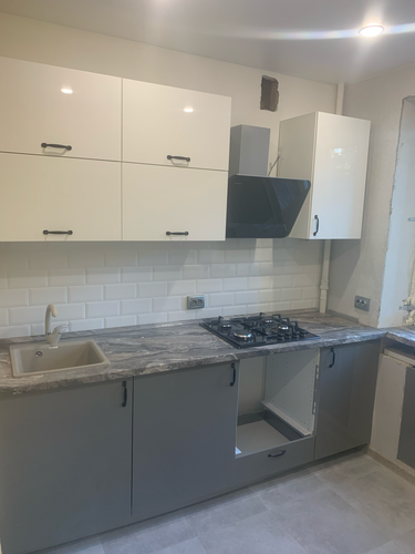 Обновлены кухонные панели: аккуратная подгонка, установка ручек, монтаж шкафов. Создана современная, функциональная зона для приготовления пищи с гармоничным дизайном и практичностью.