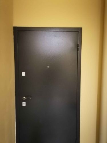 Установлена новая пластиковая дверь: закреплена рама, навешено полотно, врезаны замки, отрегулированы петли, проверена герметичность, завершена отделка откосов.