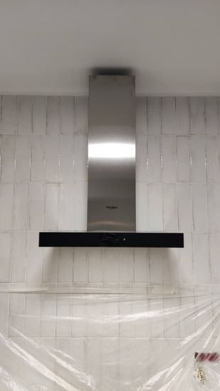 Проведена установка кухонного оборудования: закреплено устройство, подключено к вентиляции, проверена работа. Обеспечена надежная фиксация, соблюдены все технические нормы и требования.