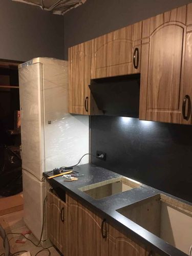 Выполнена точная подгонка кухонной поверхности, вырезаны отверстия для мойки и варочной панели, обеспечена аккуратная установка, соблюдены все размеры и углы, завершена подготовка к монтажу.