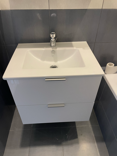 Установлен новый кран на раковину, обеспечена герметичность соединений, проверена работоспособность устройства, устранены старые элементы, проведена очистка поверхности.