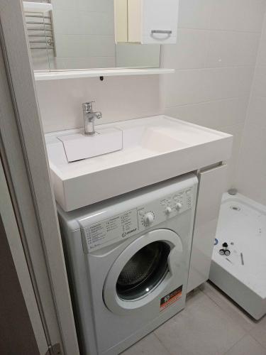 Установлена раковина над стиральной машиной, подключен смеситель, подведены трубы, обеспечена герметизация, проверена работа системы водоснабжения, выполнена чистовая отделка.