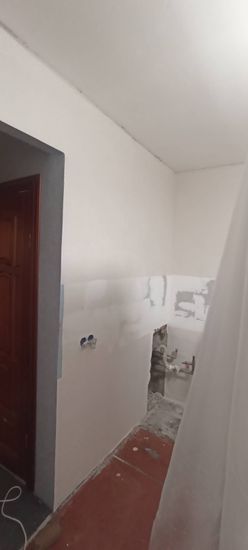 Подготовлена поверхность: выровнены стены, устранены дефекты, нанесена грунтовка. Обеспечена идеальная основа для последующей поклейки.