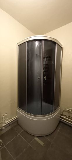 Установлена новая душевая кабина: проведены демонтаж старой ванны, монтаж поддона, подключение водоснабжения, герметизация швов, установка дверей, проверка системы на герметичность.