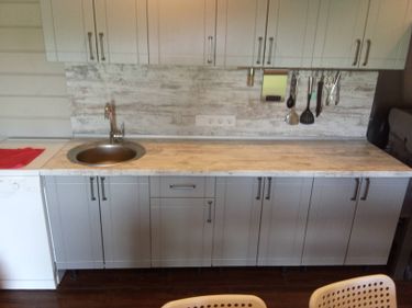 Под раковиной установлен и подключен прибор для измельчения отходов, обеспечено подключение к водопроводу и электричеству, проверена работоспособность, устранены возможные протечки.