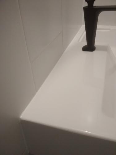 Установлена новая сантехника, выполнен монтаж смесителя, герметизация швов, подключены коммуникации, проверена работоспособность, устранены протечки, очищено рабочее место.