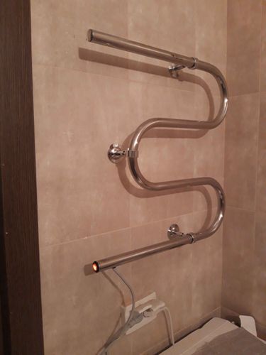 Закреплен прибор на стене, подключен к электросети, проверена работа, обеспечена надежная фиксация, соблюдены меры безопасности, проведены финальные тесты, завершена настройка.