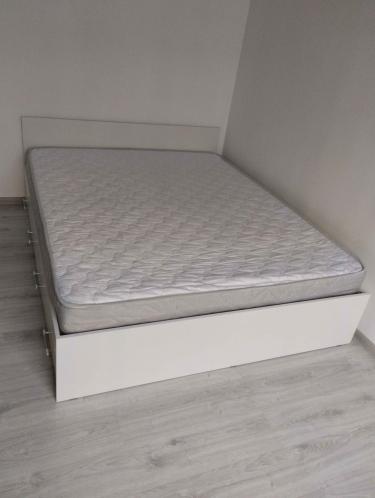 На потолке закреплена конструкция для штор, обеспечивающая надежное крепление и эстетичный вид. Все элементы установлены ровно и аккуратно, без видимых дефектов или повреждений.