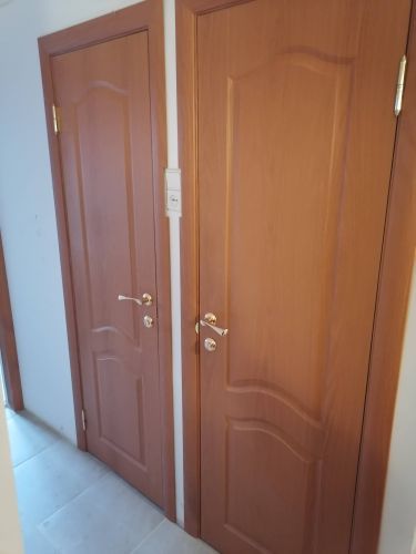 Установлена новая межкомнатная дверь с одной створкой. Закреплены петли, ручки и замок. Проведена регулировка конструкции для плавного открывания и закрывания. Завершена отделка наличниками.