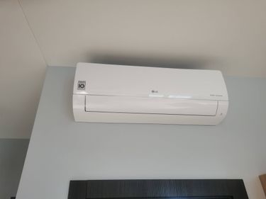 Выполнена очистка внутреннего блока: устранены загрязнения, промыты фильтры, обработан теплообменник, проверена дренажная система, восстановлена работоспособность устройства.