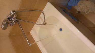 Проведена замена поврежденного участка трубопровода, устранены протечки, восстановлена герметичность соединений, выполнена проверка функционирования системы, обеспечен свободный сток воды.