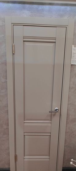 Установлена новая створка, закреплены петли, врезана ручка, отрегулирована коробка, проверена плавность закрывания, выполнена отделка наличниками, обеспечена звукоизоляция.