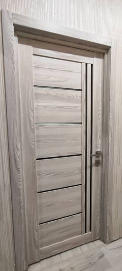 Установлена складная дверь, закреплены направляющие, смонтированы панели, отрегулированы петли и замок, обеспечена плавная работа конструкции, выполнена отделка проема.