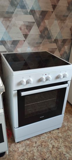 Установлена новая электрическая плита с варочной панелью и духовкой. Подключение выполнено, оборудование готово к эксплуатации.