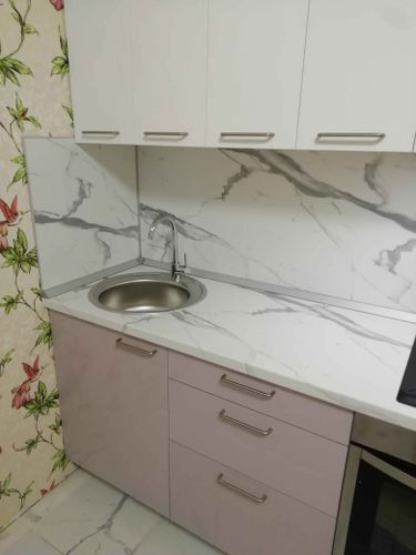 Выполнена точная подгонка и установка кухонных панелей, обеспечивающая гармоничное сочетание с интерьером. Обновлённые элементы придают пространству современный вид.