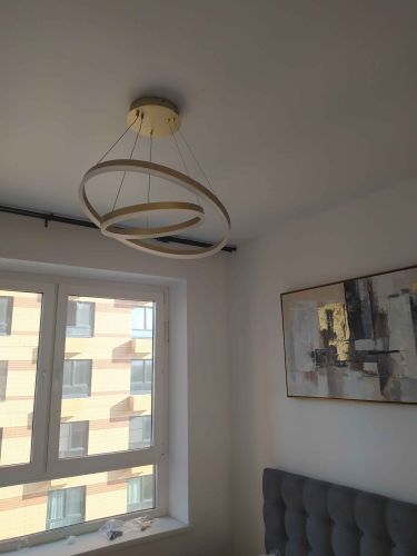 Установлено новое осветительное устройство на потолок, подключены провода, закреплена конструкция, проверена работоспособность. Завершено оформление интерьера светильником.