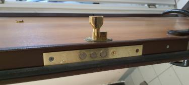 Заменена неисправная деталь, установлена новая личинка, проверена работоспособность механизма, обеспечена плавная работа замка, восстановлена безопасность двери.