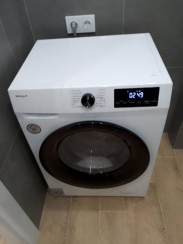 Устройство подключено к водоснабжению и электросети, размещено в нише, выровнено по уровню, проверена работа всех функций, обеспечена герметичность соединений, проведено тестирование.