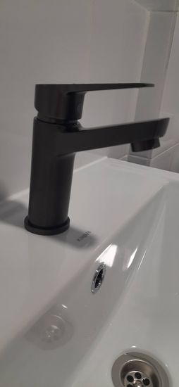 Установлен новый кран на кухне. Демонтирован старый, подключены водопроводные трубы, проверена герметичность соединений, обеспечена надежность крепления, протестирована работа.