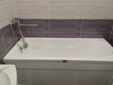 Установлено новое сантехническое оборудование в ванной комнате. Проведена замена старого устройства на современное, обеспечивающее надежное функционирование водоснабжения.