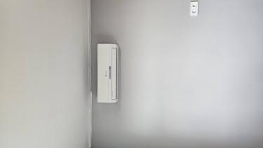 Проведена проверка системы, добавлен хладагент, устранены утечки, восстановлена герметичность, протестирована работа устройства, обеспечено оптимальное охлаждение помещения.