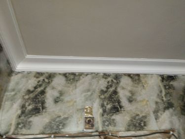 Установлен белый декоративный элемент между стеной и потолком, обеспечивающий плавный переход и эстетичное завершение интерьера. Работа выполнена аккуратно, без видимых зазоров и дефектов.