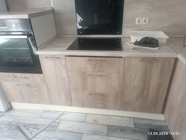 Обновлены дверцы шкафов, установлены новые ручки, заменены панели. Обновлённый вид мебели с современным дизайном и улучшенной функциональностью. Завершён монтаж и финальная проверка.