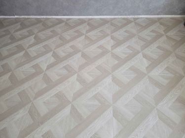 Уложено новое покрытие с геометрическим узором, обеспечивающее ровную и эстетичную поверхность. Завершена работа по обновлению пола в помещении.