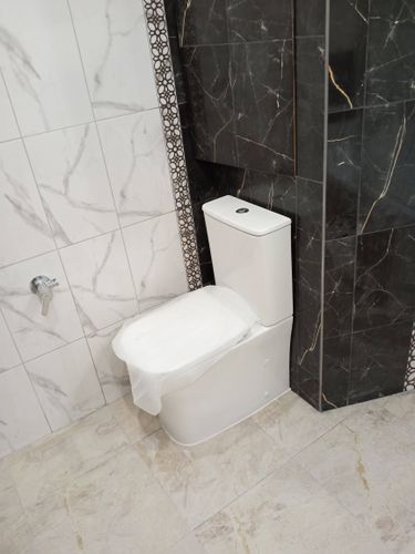 Изображение ванной комнаты с установленным зеркалом на стене. Завершена работа по монтажу: использованы крепежные элементы, обеспечена надежная фиксация, соблюдена симметрия и эстетика интерьера.