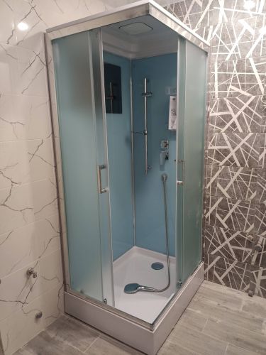 Установлена современная душевая конструкция с гидромассажной функцией, подключены коммуникации, герметично закреплены стенки, смонтированы двери, проверена работа всех систем.