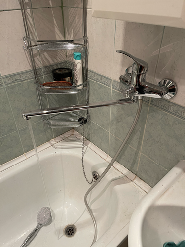 Изображен установленный новый смеситель в ванной комнате. Проведена замена старого устройства, подключены трубы, проверена герметичность соединений, обеспечена подача воды.