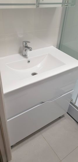 Установка раковины с тумбой