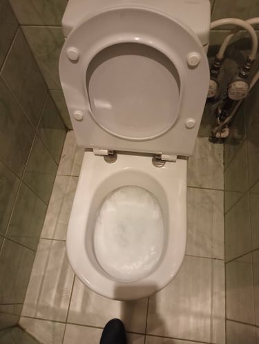 Установлен новый бачок, подключены все коммуникации, проверена герметичность соединений, проведена настройка механизма слива, обеспечена надежная фиксация, выполнена уборка рабочего места.