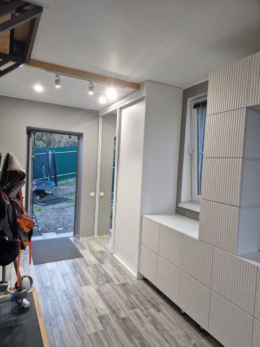 Установлена полка, закреплена на стене, выровнена по уровню, обеспечена надежная фиксация, использованы крепежи, проверена устойчивость, завершено оформление, добавлен функционал.