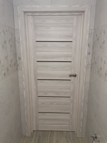 Установлена новая створка с петлями, закреплена коробка, врезан замок, прикреплена ручка, отрегулированы зазоры, выполнена отделка наличниками, проверена плавность открывания.