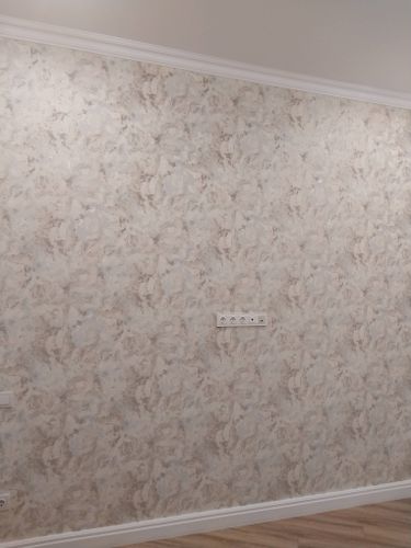 Стены покрыты стеклохолстом с узором, создающим текстурный эффект. Поверхность ровная, без видимых швов, гармонично сочетается с интерьером. Углы и стыки аккуратно обработаны.