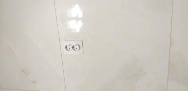 Выполнен монтаж двойной розетки на стене. Проведены работы по подключению к электропитанию, обеспечена надежная фиксация и аккуратная установка на плиточную поверхность.