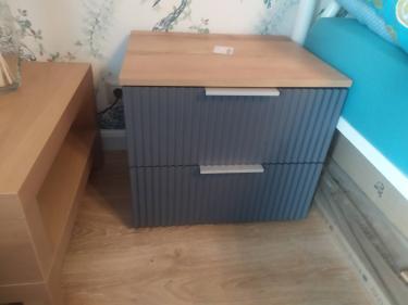 Собран новый комод: установлены ящики, прикреплены ручки, закреплены боковые панели, выровнена верхняя поверхность, обеспечена устойчивость на полу, проверена функциональность.