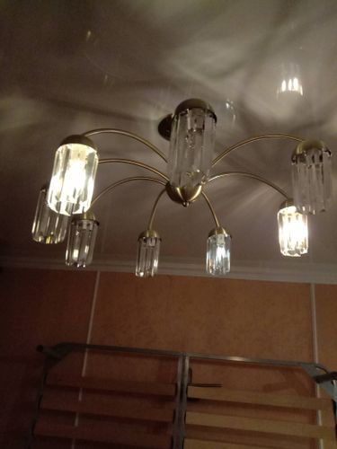 Установлено осветительное устройство на потолке, подключены провода, закреплена конструкция, проверена работа ламп. Завершено оформление интерьера, обеспечено равномерное освещение помещения.