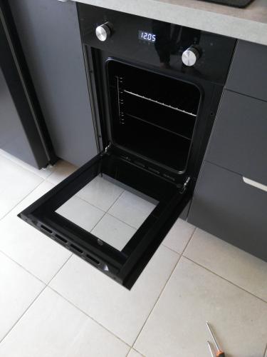 Выполнена интеграция духового шкафа в кухонный гарнитур, подключение к электросети, проверка функциональности, корректировка положения, закрепление в нише, настройка панели управления.