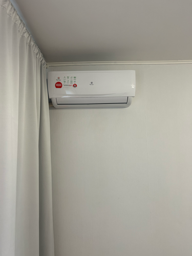 Кондиционер аккуратно закреплен на стене, подключены все коммуникации, выполнено тестирование работы устройства, обеспечена герметичность соединений, проверена функциональность пульта управления.