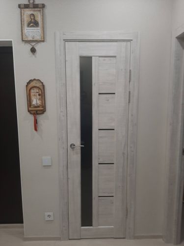 Изображена установленная складная дверь с одной створкой. Проведены работы по креплению направляющих, монтажу полотна, регулировке механизмов и проверке плавности открывания.