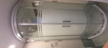 Установлена новая душевая конструкция с прозрачными дверцами. Выполнен демонтаж старого оборудования, проведены сантехнические работы, подключены коммуникации, герметизация швов.