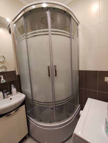 Установлена новая душевая кабина, заменены старые коммуникации, проведена герметизация швов, выполнена облицовка стен, подключены водопровод и слив, проверена работоспособность системы.