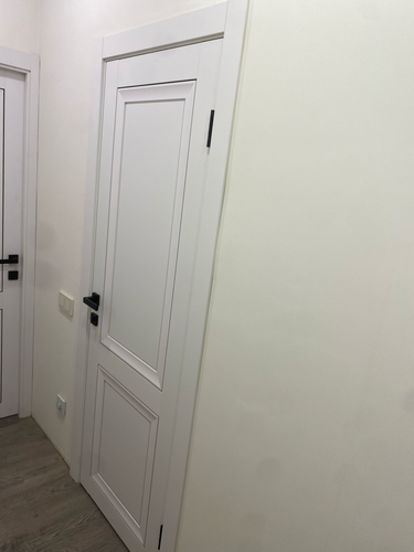 Отделка откосов входной двери (оштукатуривание или установка панелей)