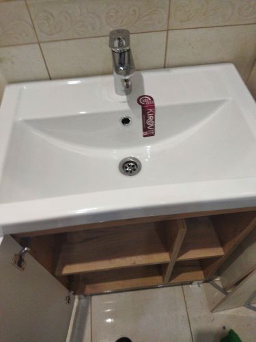 Установлена новая раковина с краном, подключены трубы, закреплен слив, проверена герметичность соединений, отрегулирована высота, произведена окончательная проверка работоспособности.