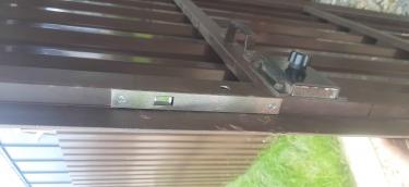 На металлическую дверь установлен электронный замок. Проведены работы по монтажу, настройке и проверке функциональности устройства. Устройство надежно закреплено и готово к использованию.