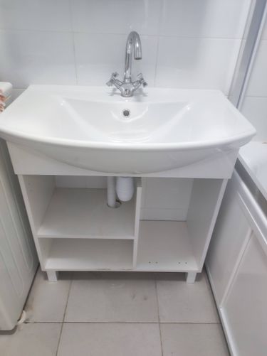 Установлен новый кран на раковину в ванной комнате. Демонтирован старый, проведены работы по подключению труб, проверена герметичность соединений. Всё функционирует корректно.