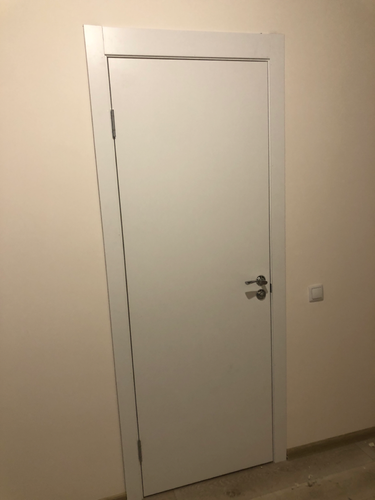 В деревянное полотно аккуратно вмонтирован новый запорный механизм, обеспечивающий надежное закрывание. Установлены ручки, выполнена подгонка, проверена функциональность.