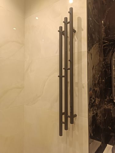 Закреплён электрический полотенцесушитель на стене, подключен к сети, проверена работоспособность, обеспечена безопасность использования, выполнена аккуратная установка в ванной комнате.